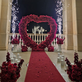 Set: Arch, Sign "You+Me, 6 Balls, 2 Pedestals, 2 Sparklers, 36 Candles, Carpet 